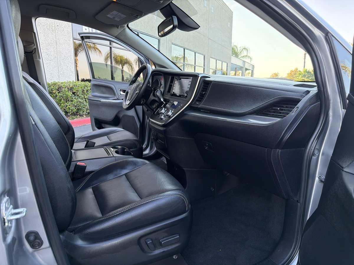 Used 2018 Toyota Sienna SE FWD image 40