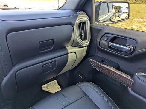 Used 2022 Chevrolet Silverado 1500 High Country w/ Technology Package image 16