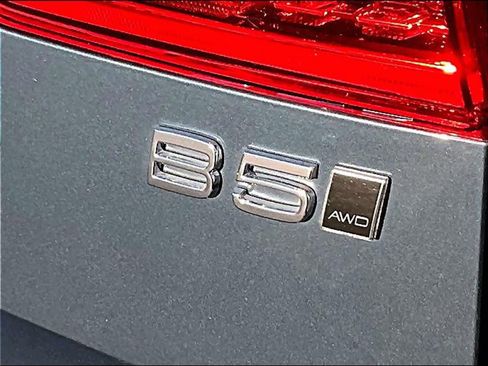 Used 2025 Volvo XC60 B5 Core image 10