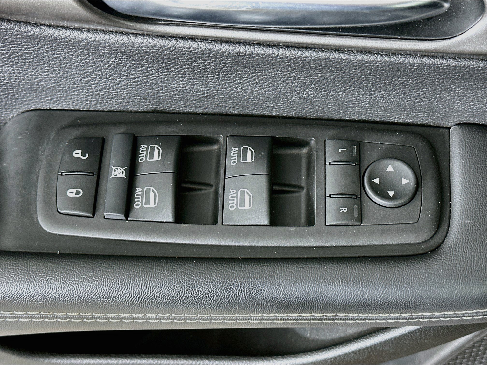 Used 2025 Chrysler Pacifica Select FWD image 15