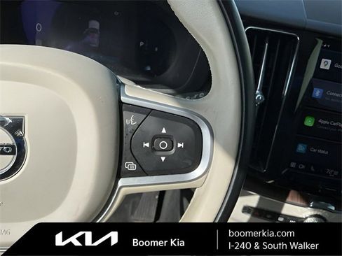 Used 2022 Volvo XC60 B5 Momentum image 21