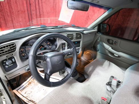 Used 2002 Chevrolet S10 Pickup 2WD Regular Cab image 12