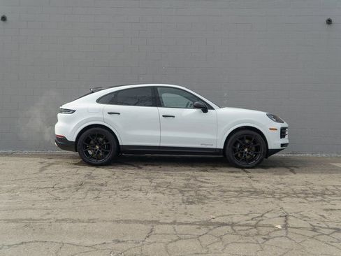 Certified 2025 Porsche Cayenne Coupe image 8