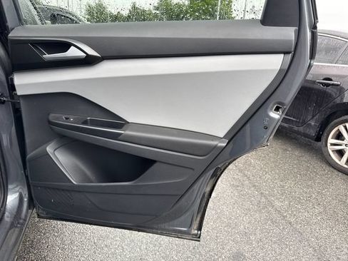 Used 2023 Volkswagen Taos SE w/ Panoramic Sunroof Package FWD image 16
