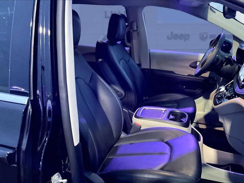 Used 2024 Chrysler Pacifica Select image 14