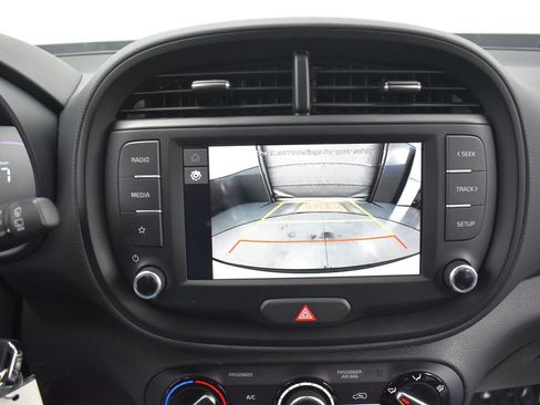 Used 2025 Kia Soul LX w/ LX Technology Package FWD image 25