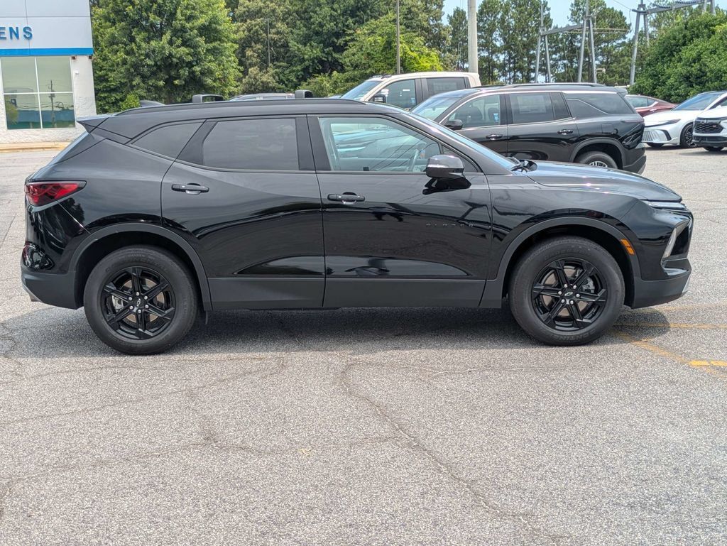 Used 2024 Chevrolet Blazer LT w/ Midnight/Sport Edition FWD image 3