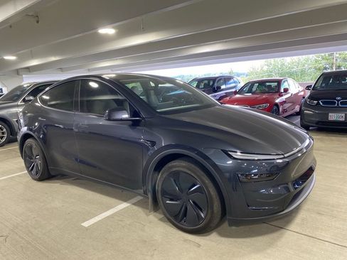 Used 2026 Tesla Model Y AWD image 6