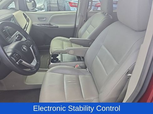 Used 2017 Toyota Sienna XLE w/ XLE Navigation Package FWD image 9