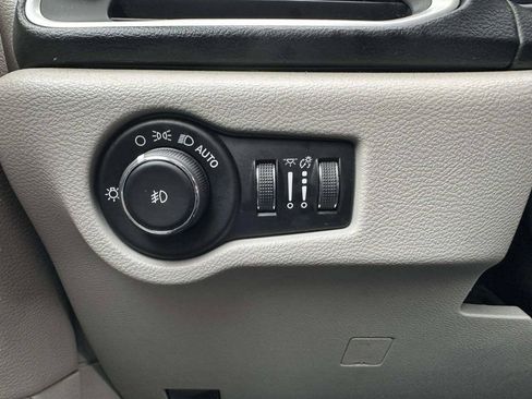 Used 2019 Chrysler Pacifica Touring-L FWD image 27