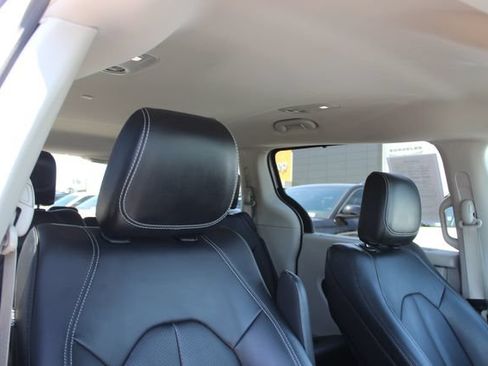 Used 2023 Chrysler Pacifica Touring-L FWD image 32