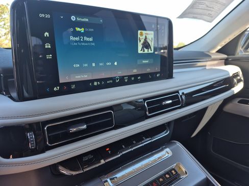 Used 2026 Lincoln Aviator AWD w/ Jet Appearance Package image 11