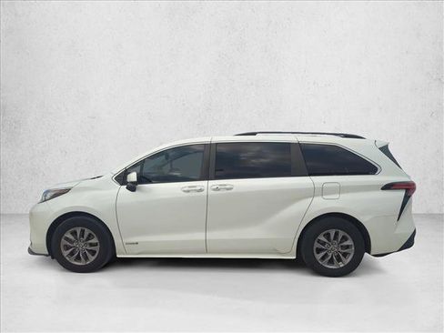 Certified 2021 Toyota Sienna XLE FWD image 5