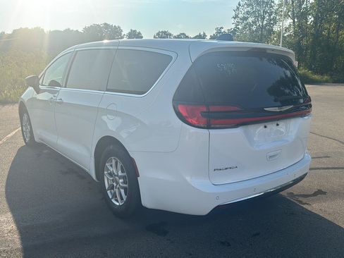Used 2025 Chrysler Pacifica Select FWD image 3