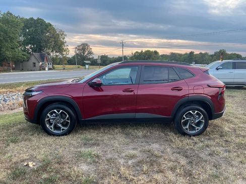 Used 2024 Chevrolet Trax LT w/ Sunroof Package image 6