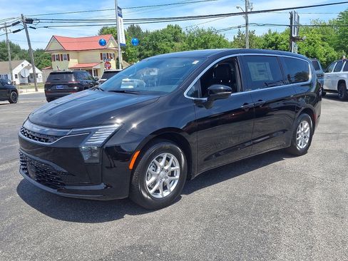 New 2027 Chrysler Pacifica Select FWD image 3