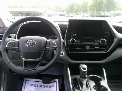 Used 2024 Toyota Highlander XLE image 20