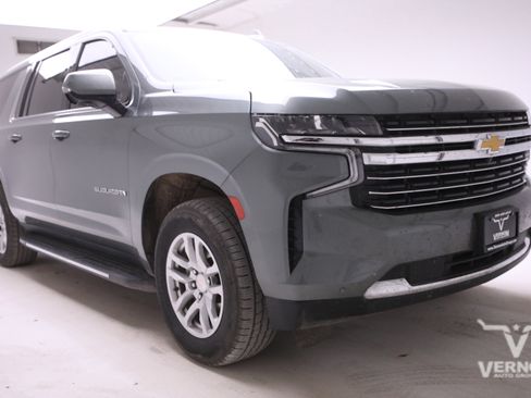 Used 2024 Chevrolet Suburban LT w/ Luxury Package image 6