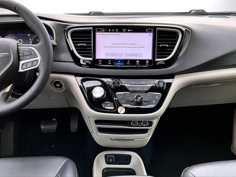 Certified 2024 Chrysler Pacifica Touring-L image 12