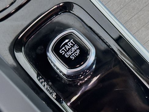 Used 2025 Volvo XC60 B5 Plus image 21