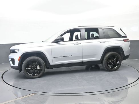 Used 2023 Jeep Grand Cherokee Altitude AWD/4WD image 6