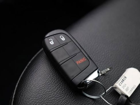 Used 2024 Jeep Compass Latitude image 33