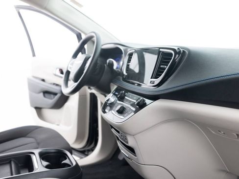 Used 2021 Chrysler Pacifica Touring image 27