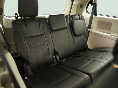 Used 2016 Chrysler Town & Country Touring FWD image 15