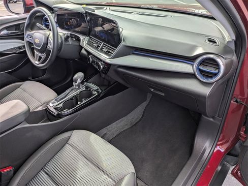 Used 2025 Chevrolet Trax LT w/ LT Convenience Package image 29