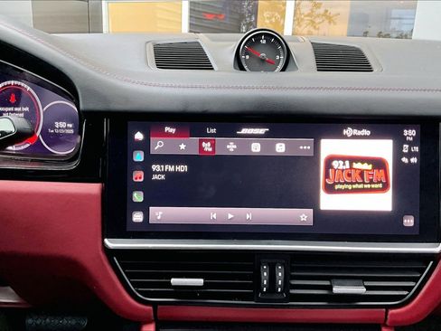 Used 2023 Porsche Cayenne Platinum Edition image 33