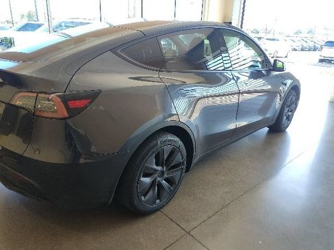 Used 2025 Tesla Model Y Long Range RWD image 4