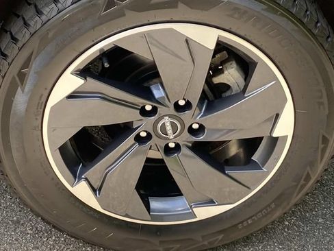 Used 2024 Nissan Rogue SV w/ SV Premium Package FWD image 31