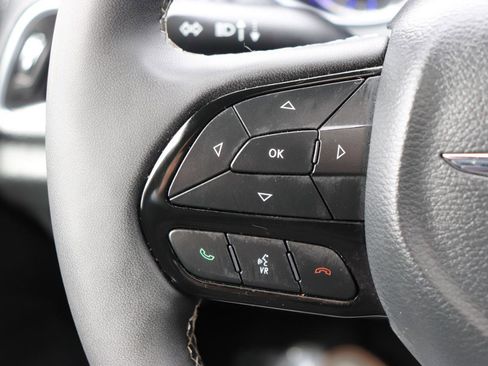 Used 2025 Chrysler Pacifica Limited image 38