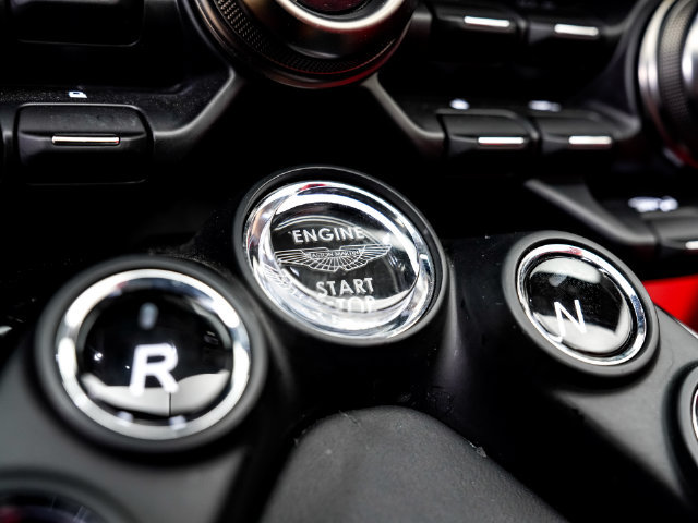 Used 2022 Aston Martin V8 Vantage Roadster RWD image 21