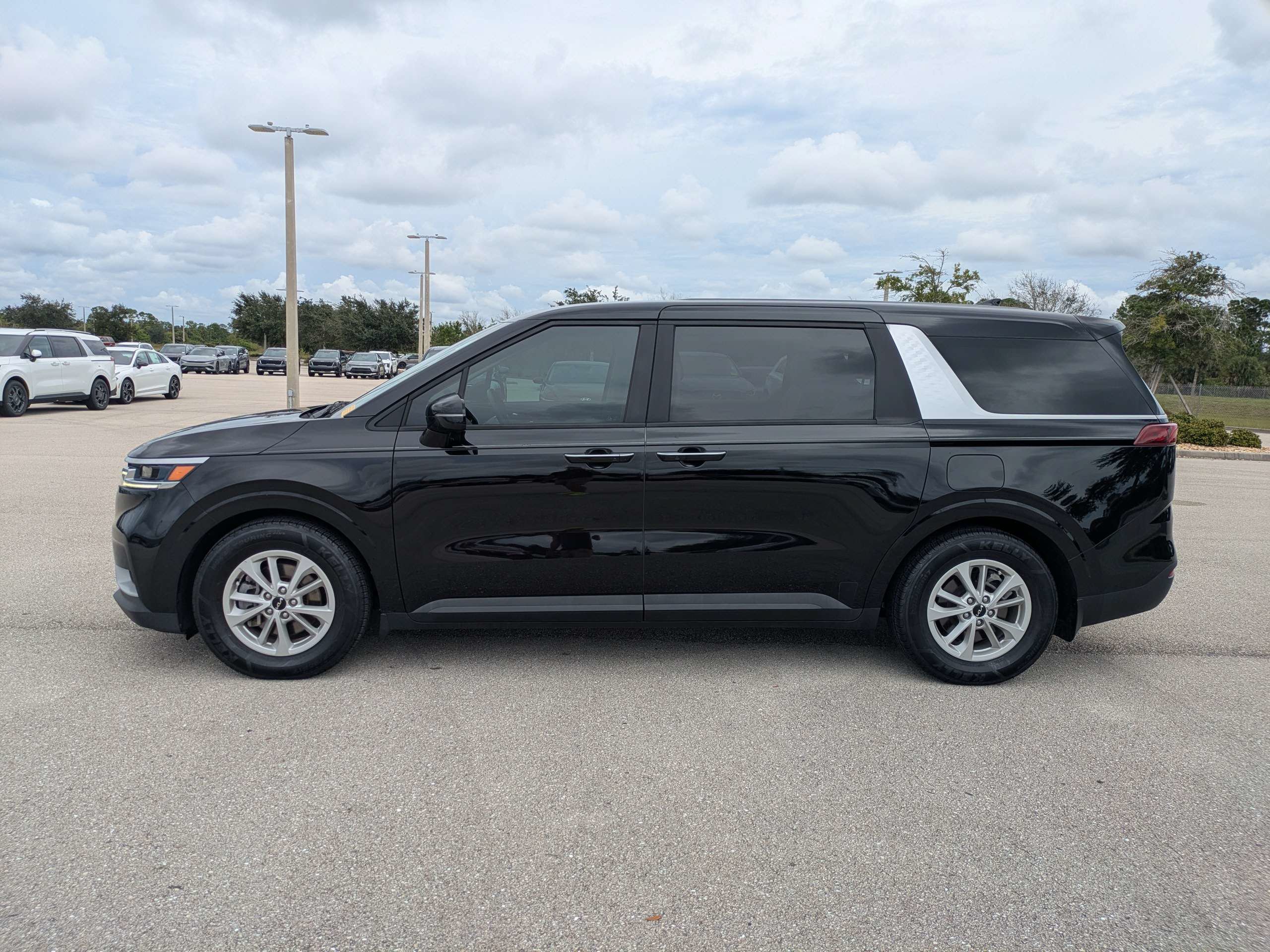 Certified 2022 Kia Carnival LX FWD image 7