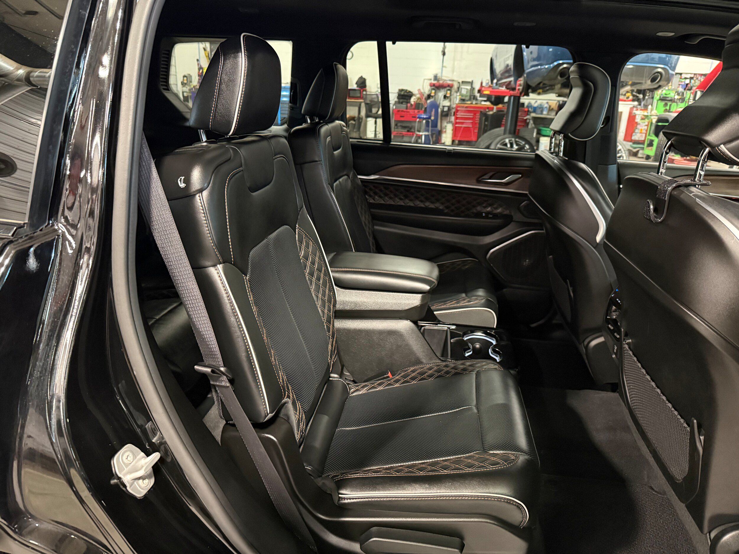 Used 2025 Jeep Grand Cherokee L Summit w/ Luxury Tech Group V AWD/4WD image 17