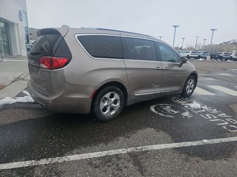 Used 2017 Chrysler Pacifica Touring-L Plus FWD image 4