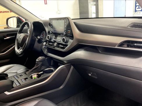 Used 2022 Toyota Highlander XLE AWD/4WD image 14