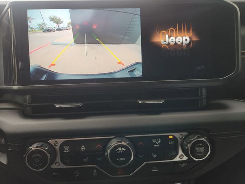 Used 2025 Jeep Gladiator Sport image 17