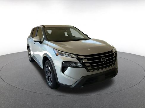 Used 2025 Nissan Rogue SV image 3