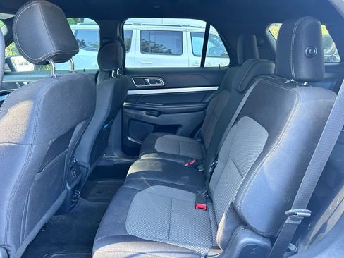 Used 2017 Ford Explorer XLT AWD/4WD image 4