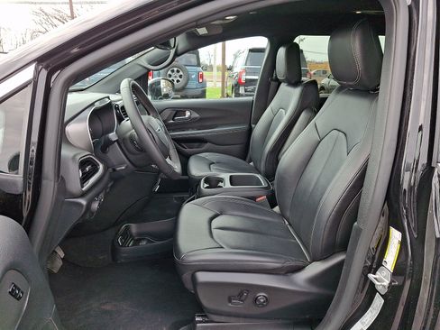 Used 2025 Chrysler Pacifica Select FWD image 14
