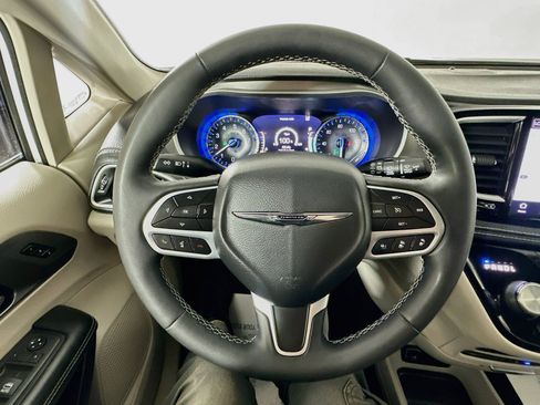 Used 2022 Chrysler Pacifica Touring-L w/ Uconnect Theater Family Group FWD image 11