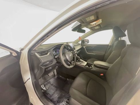 Used 2019 Toyota RAV4 LE AWD/4WD image 16