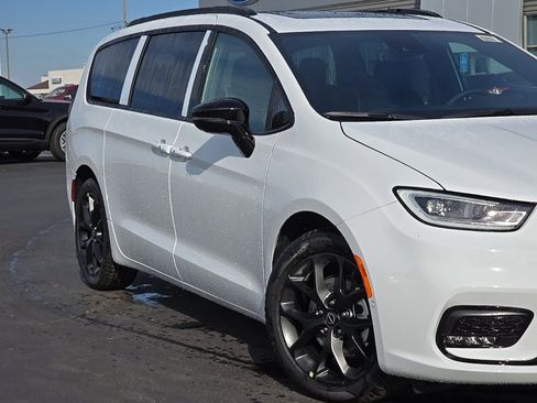 New 2026 Chrysler Pacifica Limited w/ S Appearance Package image 75