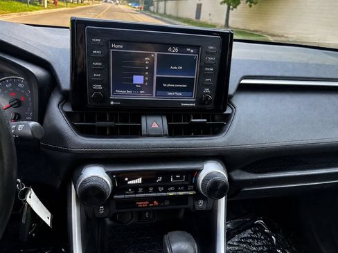 Used 2021 Toyota RAV4 LE AWD/4WD image 11