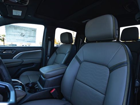 New 2026 Chevrolet Colorado ZR2 w/ Off-Road Front Bumper Package image 25