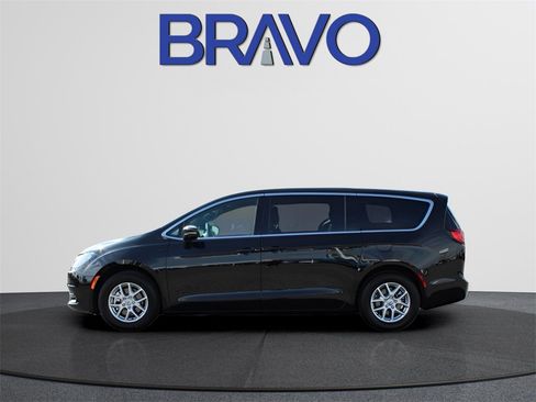 Used 2025 Chrysler Voyager LX image 8