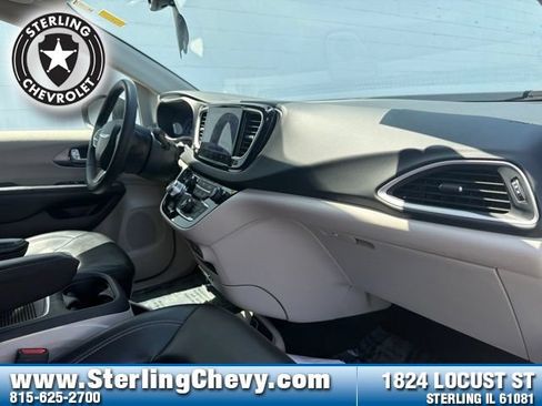 Used 2023 Chrysler Pacifica Touring-L FWD image 11