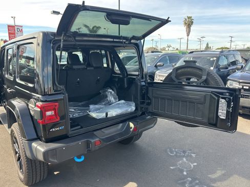 Used 2022 Jeep Wrangler Unlimited Sahara w/ Cold Weather Group image 30